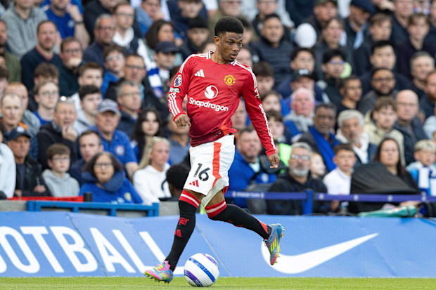 Amad Diallo dribbling down the wing for Man Utd.