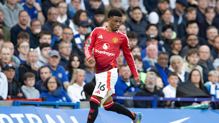 Amad Diallo dribbling down the wing for Man Utd.