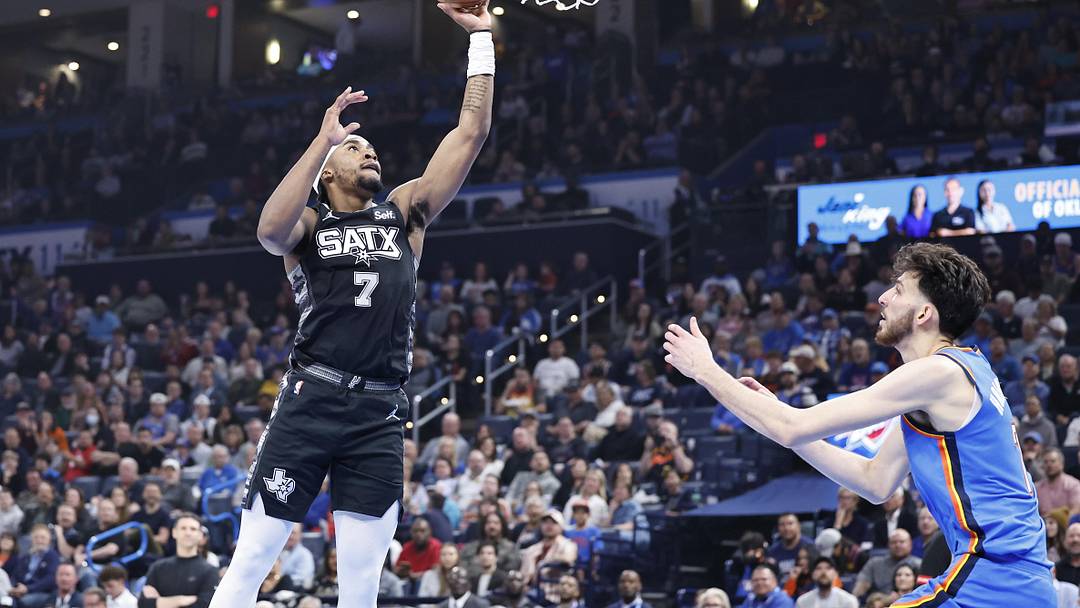 Apr 10, 2024; Oklahoma City, Oklahoma, USA; San Antonio Spurs guard David Duke Jr. (7) shoots in a game against the Oklahoma City Thunder.