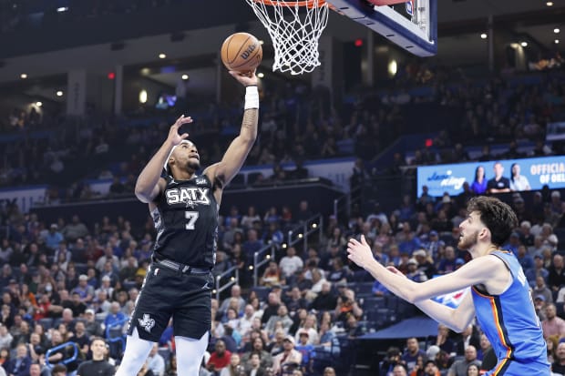 San Antonio Spurs guard David Duke Jr. (7) shoots in front of Oklahoma City Thunder forward Chet Holmgren (7).