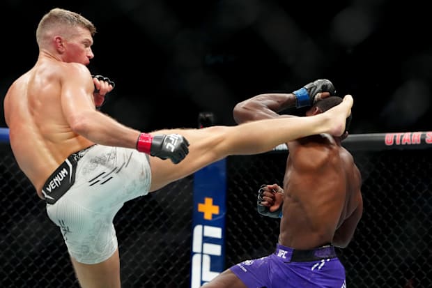 Stephen Thompson (red gloves) fights Joaquin Buckley (blue gloves) during UFC 307 at Delta Center. 