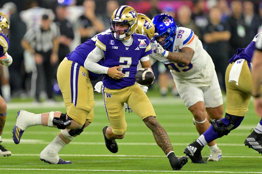 Washington quarterback Demond Williams Jr. runs with the ball during a game.