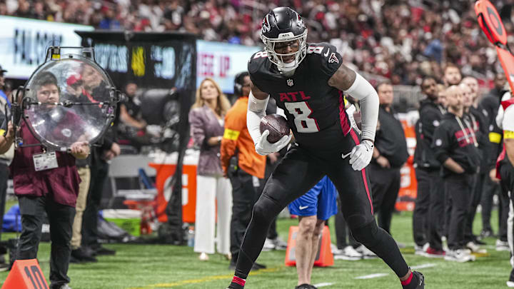 Jan 4, 2026; Atlanta, Georgia, USA; Atlanta Falcons tight end Kyle Pitts Sr. (8) runs after a catch during the game against the New Orleans Saints during the second half at Mercedes-Benz Stadium. Mandatory Credit: Dale Zanine-Imagn Images