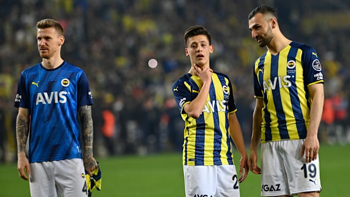 Fenerbahçe oyuncuları taraftarları selamlıyor.