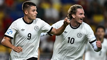 Die beiden Sturmpartner Nick Woltemade und Nicolo Tresoldi verstehen sich nicht nur auf dem Platz super