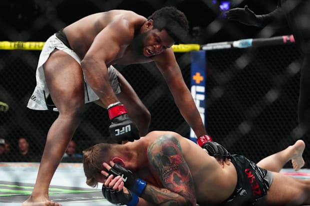 Kennedy Nzechukwu (red gloves) fights Lukasz Brzeski (blue gloves) at T-Mobile Arena. 