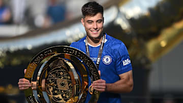 Aaron Anselmino mit der Klub-WM-Trophäe