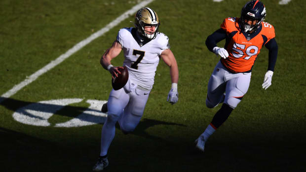Nov 29, 2020; Denver Broncos linebacker Malik Reed (59) chases Taysom Hill (7) of the New Orleans Saints