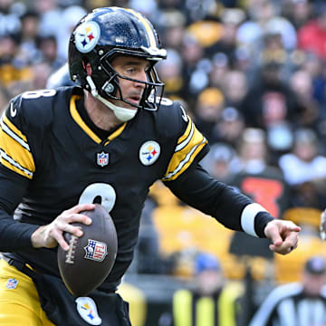 Nov 16, 2025; Pittsburgh, Pennsylvania, USA; Pittsburgh Steelers quarterback Aaron Rodgers (8) runs with the ball against the Cincinnati Bengals during the first half at Acrisure Stadium. Mandatory Credit: Barry Reeger-Imagn Images