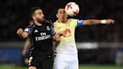 El español Dani Carvajal (Real Madrid) y el argentino Rubens Sambueza (América) peleando por el esférico en la semifinal del Mundial de Clubes 2016.