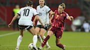 DFB-Kapitänin Giulia Gwinn im Duell um den Ball