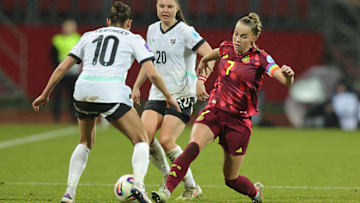 DFB-Kapitänin Giulia Gwinn im Duell um den Ball