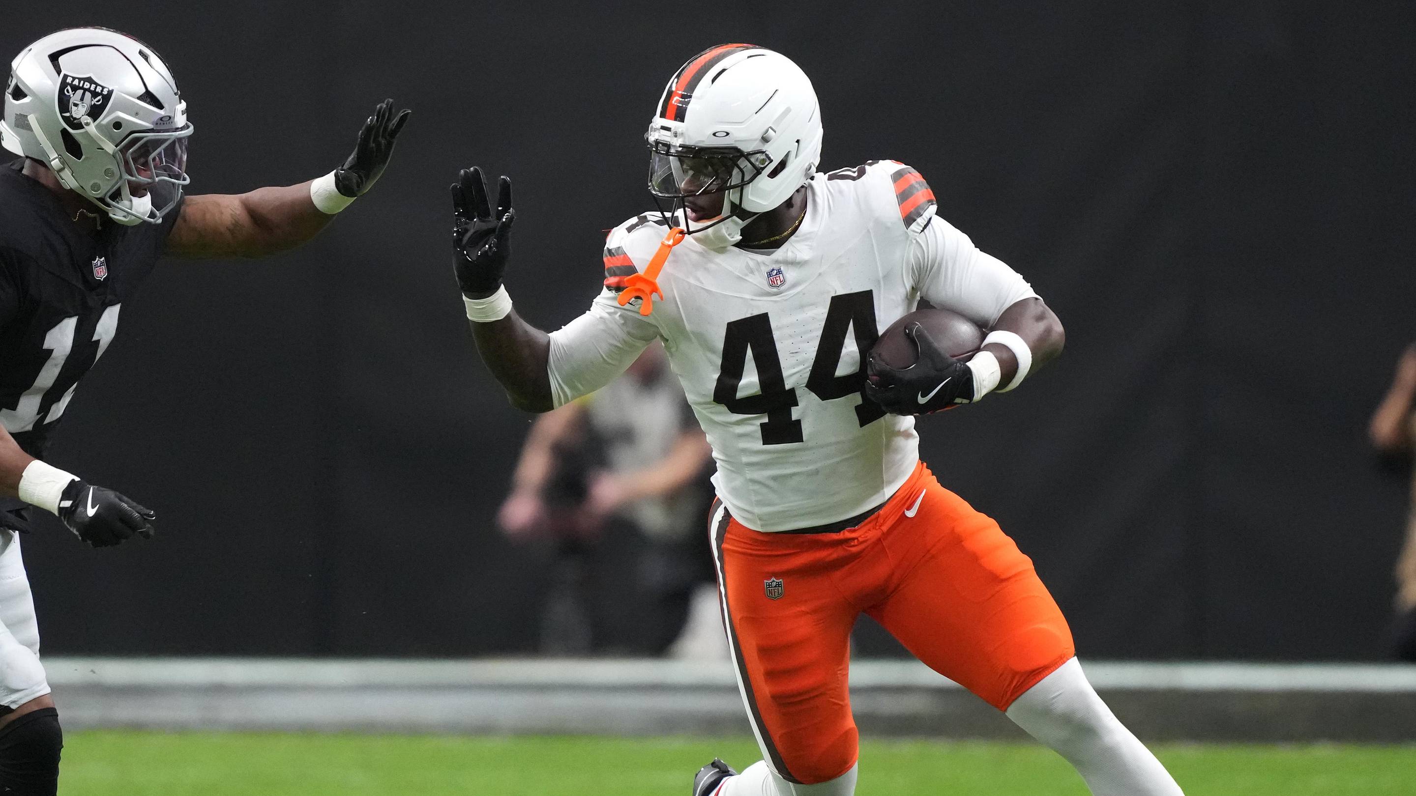 Fantasy Football Week 15 Start 'Em Sit 'Em: Tyler Warren vs Harold Fannin Jr.