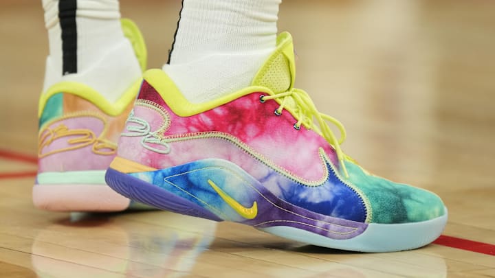 Los Angeles Lakers forward LeBron James's Nike basketball shoes have recently been marked down by 39% online. Los Angeles Lakers forward LeBron James's Nike basketball shoes have recently been marked down by 39% online.
