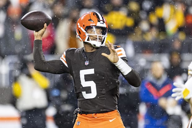 Cleveland Browns quarterback Jameis Winston throws the ball in the snow against the Pittsburgh Steelers.