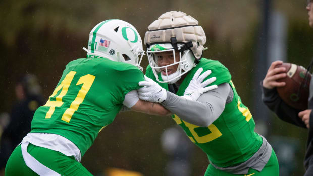 Oregon inside linebacker Devon Jackson, right, squares off against defensive back Zach Grisham during practice with the Orego