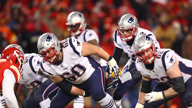 New England Patriots center David Andrews (60) snaps the ball to quarterback Tom Brady (12) against the Kansas City Chiefs
