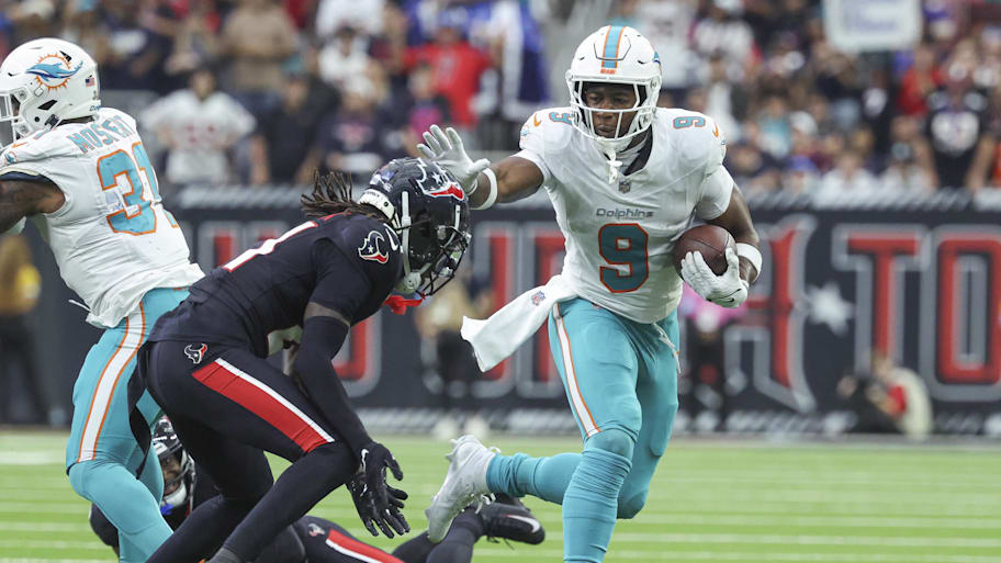 Miami Dolphins tight end Jonnu Smith (9) runs with the ball after a reception as Houston Texans safety Calen Bullock (21) attempts to make a tackle during the fourth quarter at NRG Stadium.  | Troy Taormina-Imagn Images