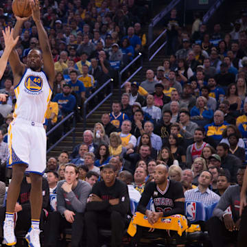 Golden State Warriors forward Harrison Barnes (40) shoots the basketball against Chicago Bulls forward Doug McDermott (3) during the second quarter at Oracle Arena. Mandatory Credit: Kyle Terada-Imagn Images