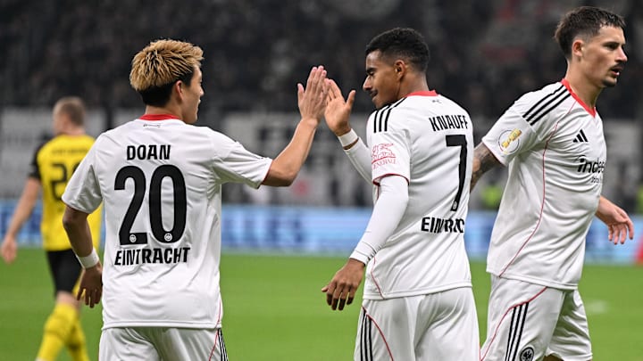 Ritsu Doan und Ansgar Knauff jubeln über das 1:0 gegen den BVB