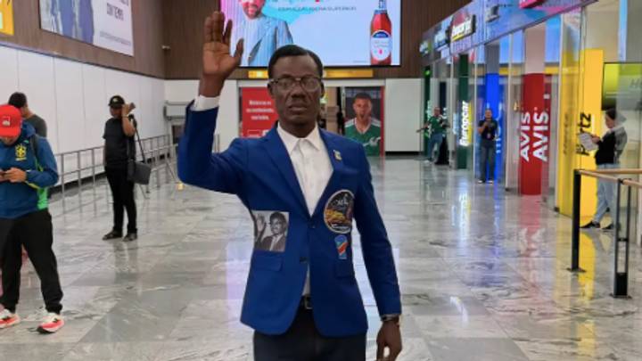 Lumumba Vea posa en el aeropuerto de Guadalajara Lumumba Vea posa en el aeropuerto de Guadalajara
