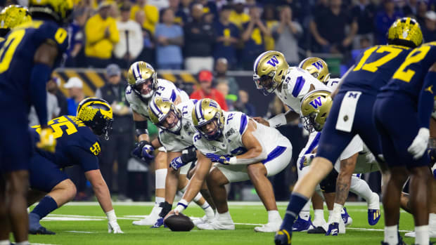 Parker Brailsford prepares to snap the football to Michael Penix Jr. against Michigan in the College Football Playoff nationa