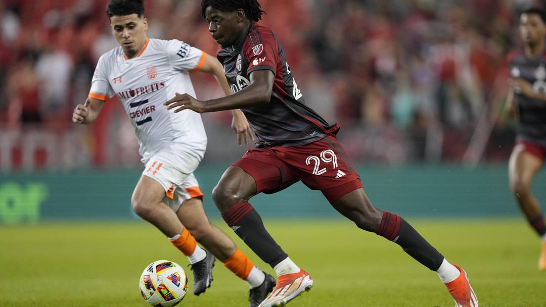 Deandre Kerr advances the ball as CS Saint-Laurent midfielder Safwane Mlah on his way to his four-goal performance. 