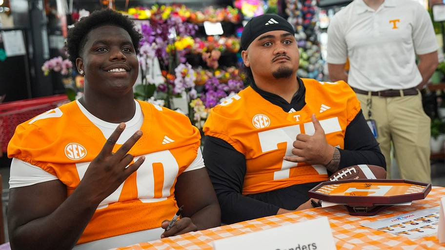 Tennessee offensive linemen David Sanders Jr. and Wendell Moe pose for a picture.