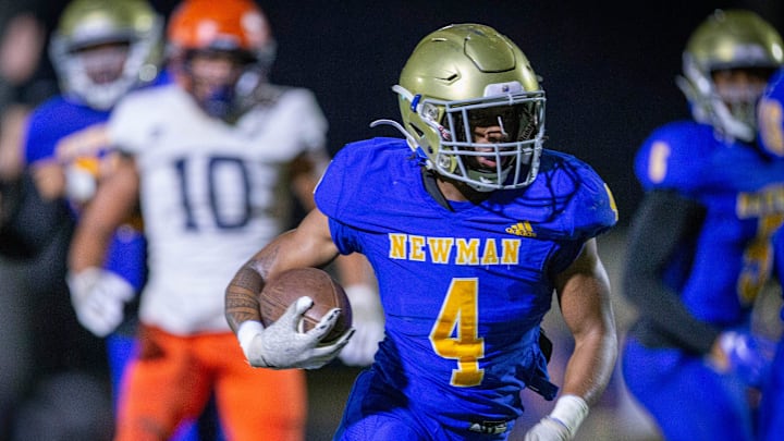 Cardinal Newman running back Jaylin Brown heads for the end zone and a touchdown Friday in the first quarter against
Benjamin during their 1M regional semifinal playoff game in West Palm Beach.
