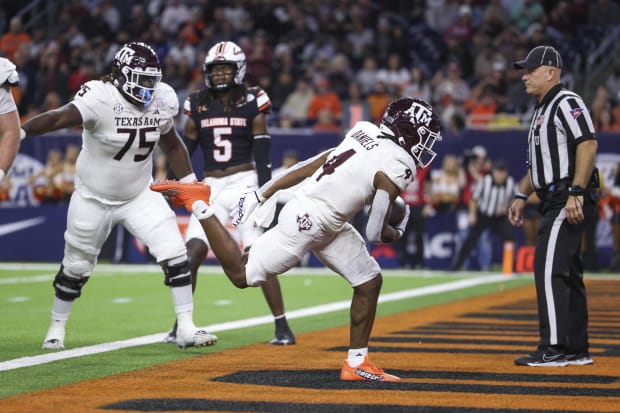 Texas A&M Aggies running back Amari Daniels scores a touchdown.