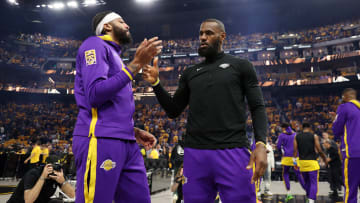 La gerencia de Lakers sabe que Anthony Davis y LeBron James necesitan ayuda, así que buscan un notable anotador de los Atlanta Hawks