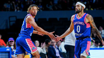 Boo Bui III saluda a un compañero, en un partido de los Capitanes.