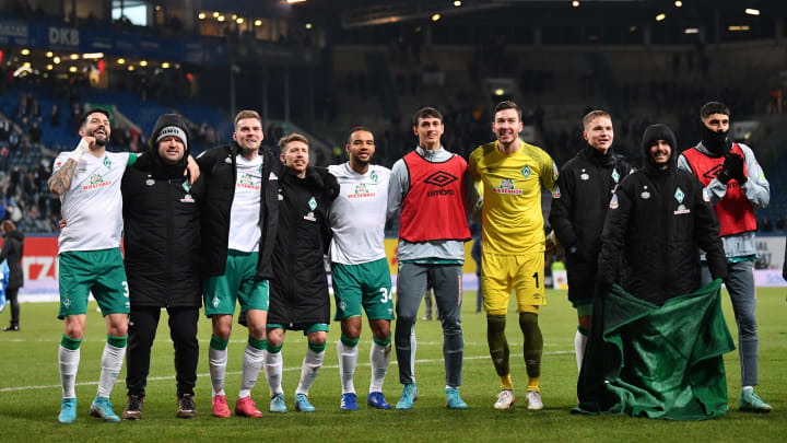 Die Werder-Profis bedanken sich bei den mitgereisten Fans in Rostock