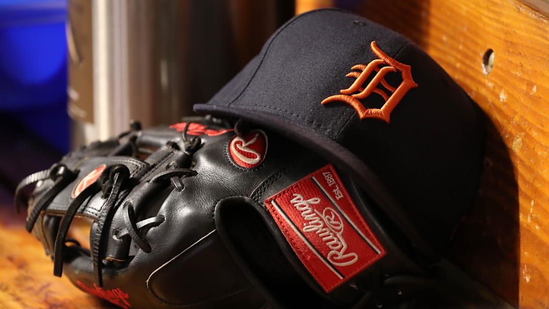 Detroit Tigers hat and glove