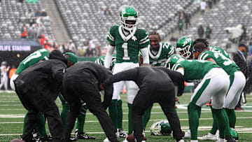 New York Jets cornerback Sauce Gardner huddle with teammates before the game against the Denver Broncos at MetLife Stadium. 