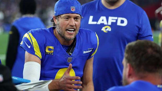 matthew-stafford-sideline-backwards-hat