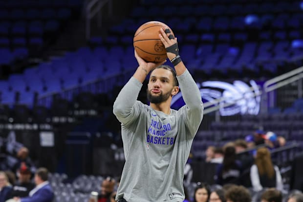 Orlando Magic guard Jalen Suggs prepares for an NBA game against the Chicago Bulls