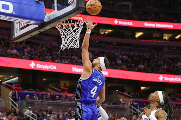 Orlando Magic guard Jalen Suggs attempts a layup in an NBA game versus the Los Angeles Clippers