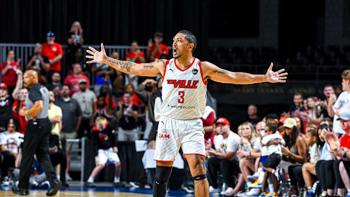 The Ville guard Peyton Siva (3) The Ville guard Peyton Siva (3)