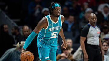 Mark Williams regresó a los Hornets tras la cancelación de su traspaso a los Lakers