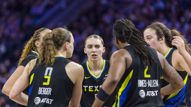 Bueckers continues to lead the Dallas Wing