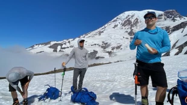 A picture of climbers climbing Mt. Rainier