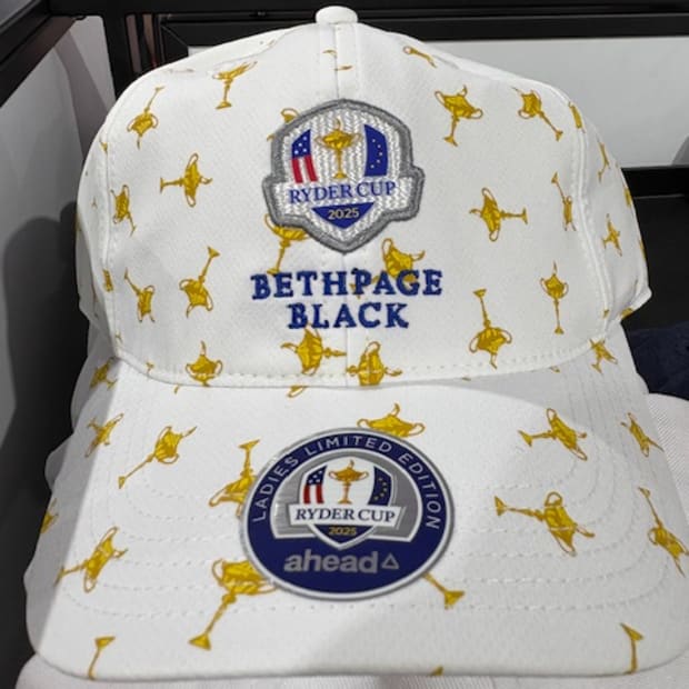 Delante del sombrero de copa del jinete