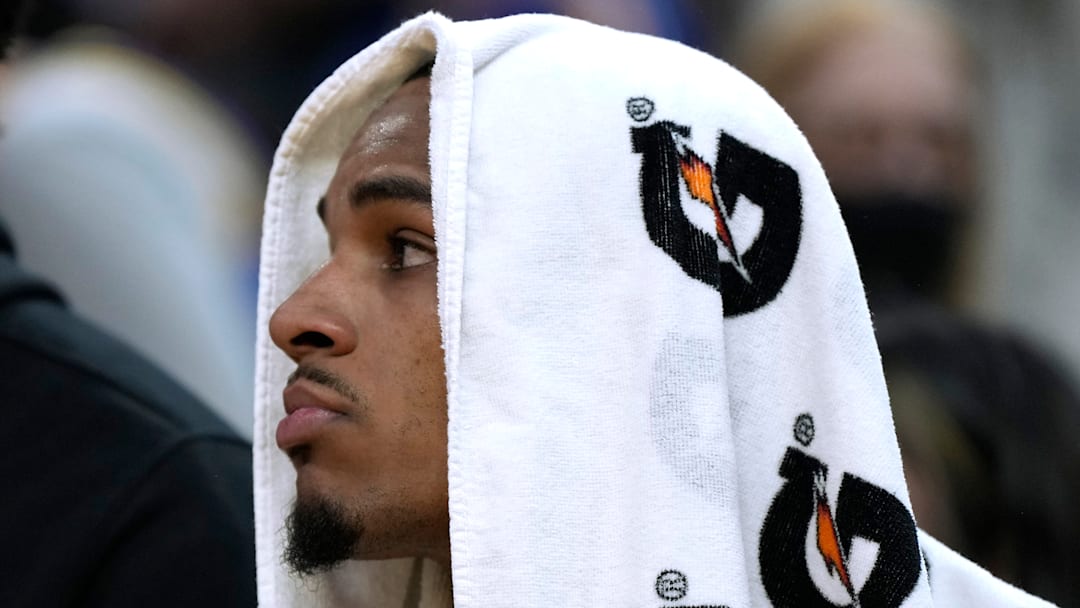 Point Guard Dejounte Murray on the bench during a match vs the Golden State Warriors 