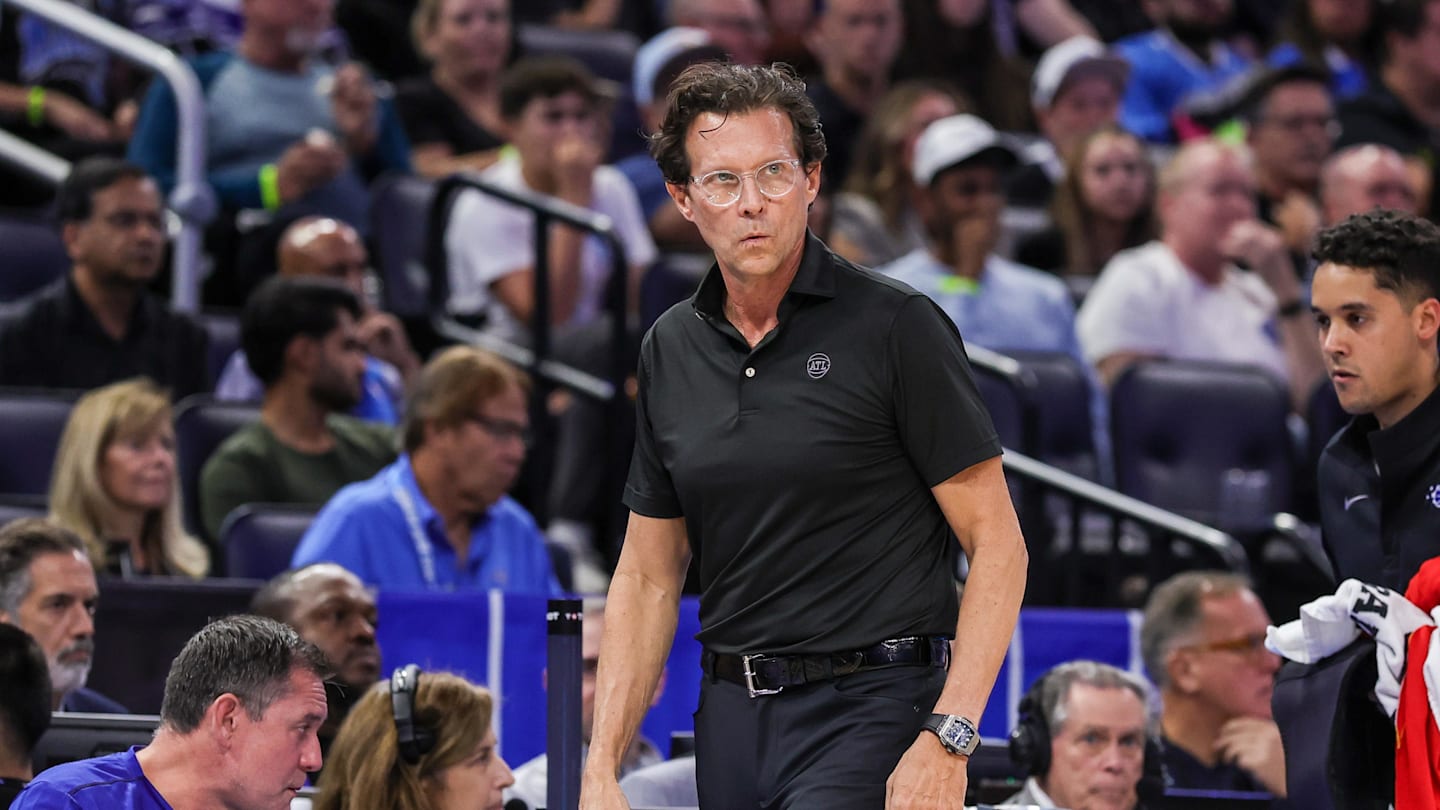 Grizzlies-Suns Gallery; Mavericks' Davis Exits