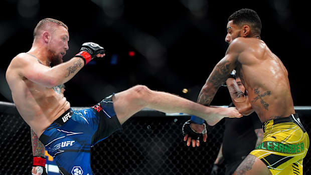 Steven Peterson fights Lucas Alexander in the UF