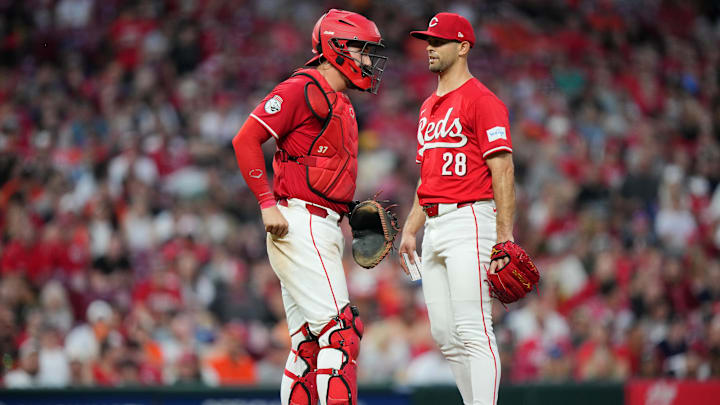 Cincinnati Reds catcher Tyler Stephenson (37) visits pitcher Nick Martinez (28)