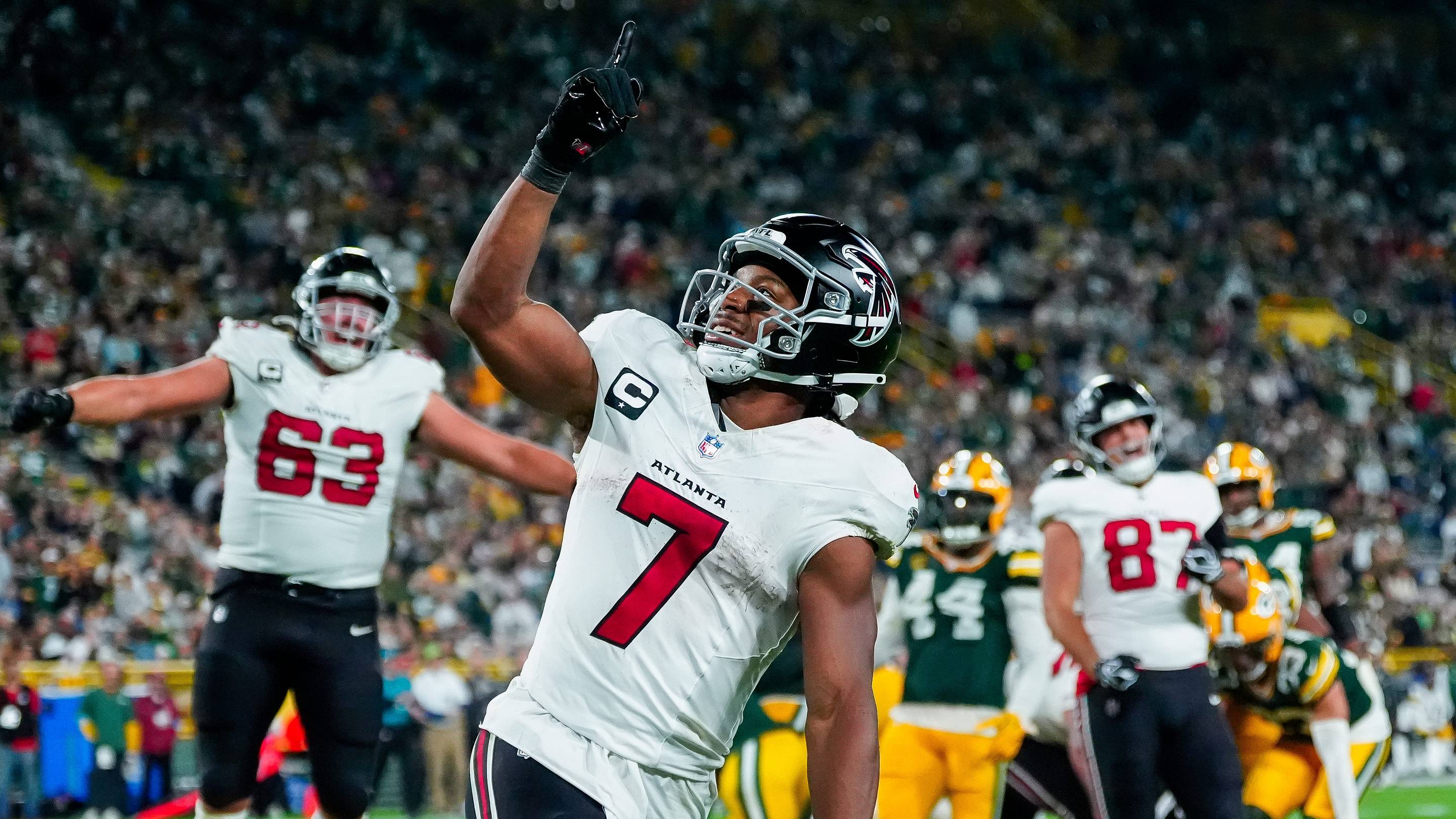 Week 5 Sunday Night Football DFS Showdown Strategies: Focus on Bijan Robinson and Derrick Henry at Captain