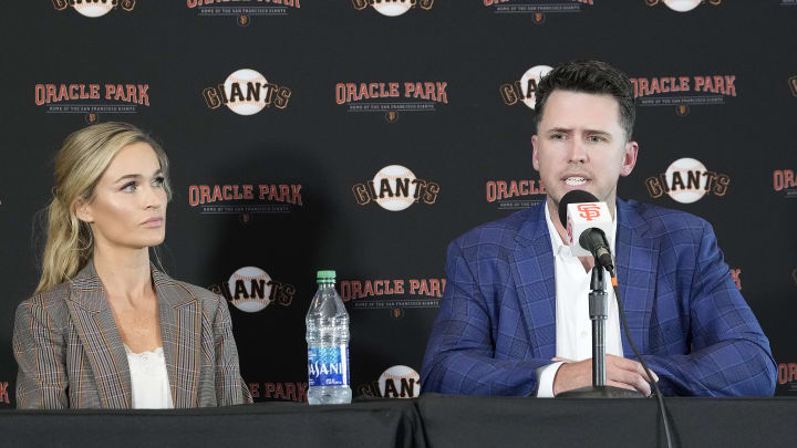 Buster Posey hizo el anuncio oficial de su retiro acompañado de su esposa 