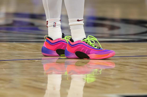 Donovan mitchell purple shoes online